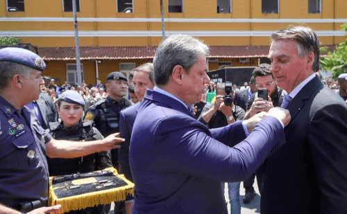 Tarcísio fala em indulto a Bolsonaro, mas nega candidatura