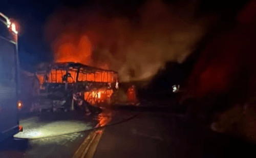 Ônibus de turismo é consumido pelas chamas em rodovia mineira