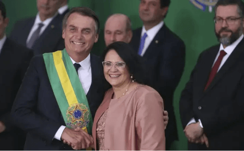 Moraes permite visita de Damares a Bolsonaro antes de julgamento no STF