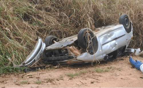Carro que saiu de Timóteo capota após colisão e deixa idoso ferido em Nova Era