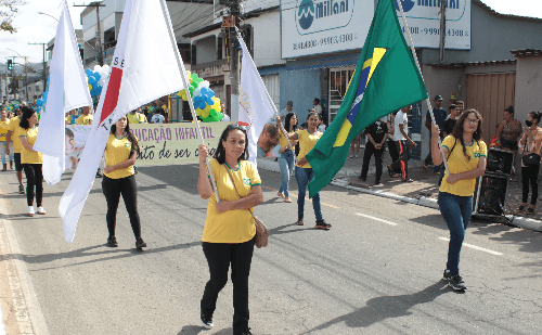 Desfile de 7 de Setembro reúne escolas, forças de segurança e entidades em Coronel Fabriciano
