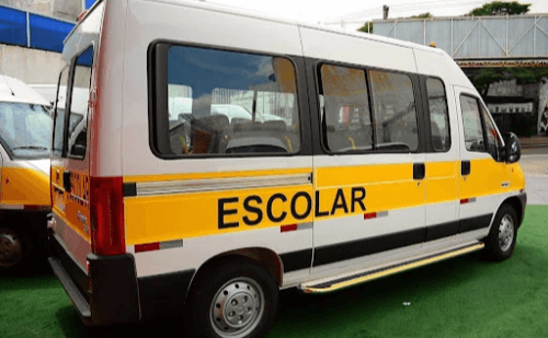 Motorista de van escolar é preso por abuso de menor em Valadares; van foi incendiada por moradores