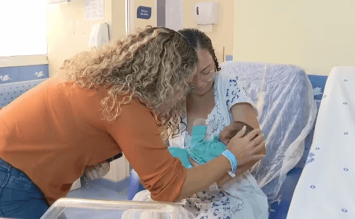 Mulher realiza parto de vizinha na calçada no Rio de Janeiro
