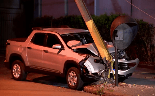 Tentativa de assalto termina com carro batido em poste no interior de SP