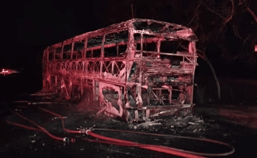Ônibus com universitários pega fogo na MG-217