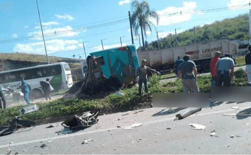 Acidente entre ônibus em rodovia federal resulta em mortes e feridos em Minas