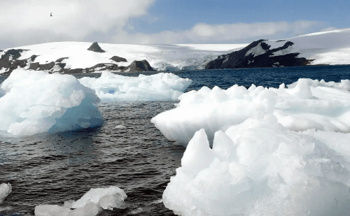Iceberg gigante A23a derrete rápido após décadas preso ao fundo do mar