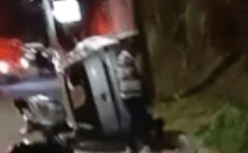 Vídeo: carro capota em rua íngreme após bater em poste em Itabira