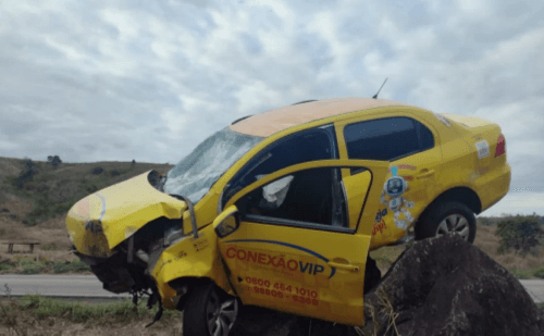Motorista perde controle e carro fica preso em pedra na MGC-418, em Nanuque