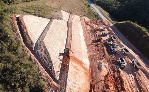 Obras no talude da BR-381 em Antônio Dias avançam e liberação está prevista para outubro