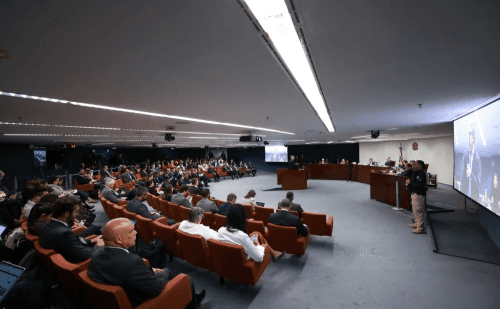 Dólar ultrapassa R$ 5,43 com julgamento no STF e temor de sanções