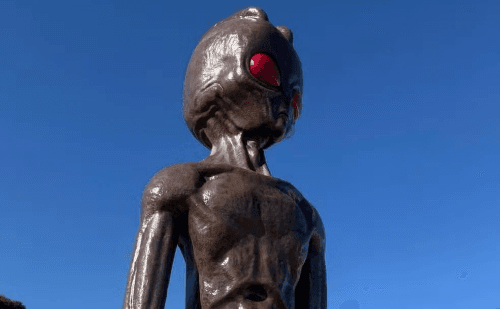 Varginha ganha escultura gigante de ET como novo atrativo turístico