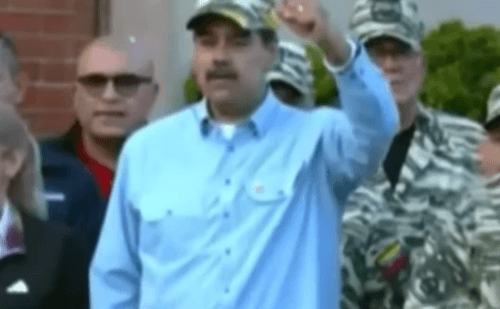 Maduro pede que venezuelanos aprendam a atirar diante da presença dos EUA