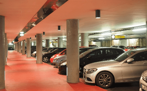 Restaurante de Brasília deve indenizar clientes após furto em estacionamento
