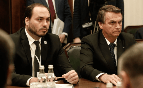 Carlos Bolsonaro fala em 'humilhação' após comboio escoltar pai até hospital