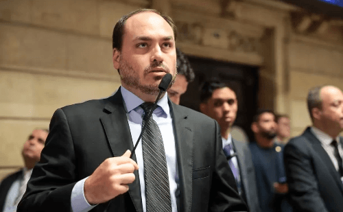 Carlos Bolsonaro chama Michelle de guerreira durante live com Magno Malta