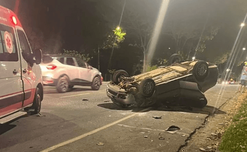 Carro capota após bater em veículo estacionado em Ipatinga