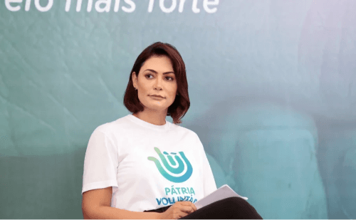 Michelle Bolsonaro pede orações após internação de Jair Bolsonaro