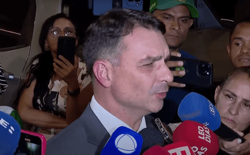 Ex-presidente Bolsonaro sofre crise respiratória e permanece internado em observação
