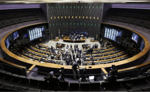 Em reação ao STF, Câmara aprova PEC que dá poderes aos parlamentares contra ações judiciais