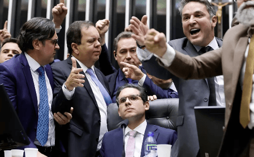 Governo e oposição entram em confronto por anistia na Câmara