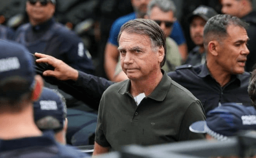 Após internação, Bolsonaro tem alta e retorna à prisão domiciliar