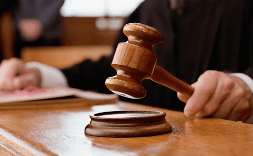 Homem é condenado por homicídio e corrupção de menor em júri realizado em Tarumirim
