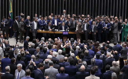 Projeto de anistia a manifestantes avança com votação de urgência no Congresso