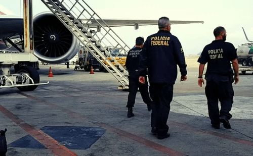 Brasileiros deportados dos EUA chegam ao Aeroporto de Confins
