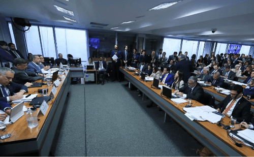 Troca de acusações e gritos dominam CPI do INSS no Senado