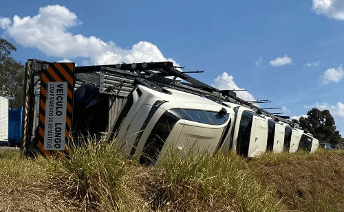 Cegonha com R$ 1,7 milhão em carros elétricos tomba na Dutra