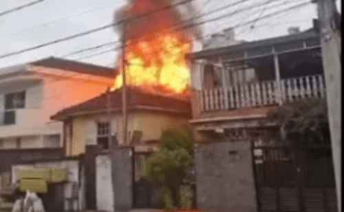 Imóvel de madeira pega fogo e é destruído no litoral de SP