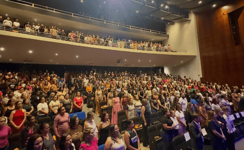 Ipatinga homenageia servidores da Educação com palestra de Leandro Karnal