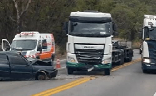 Vídeo: acidente deixa feridos e causa lentidão na BR-381 em Sabará
