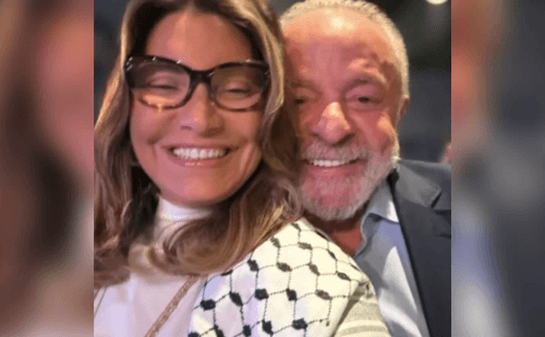 Primeira-dama usa keffiyeh em show e sinaliza apoio à Palestina