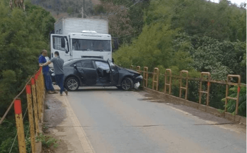 Colisão entre carro e caminhão em ponte interdita MGC-120 próximo à Nova Era