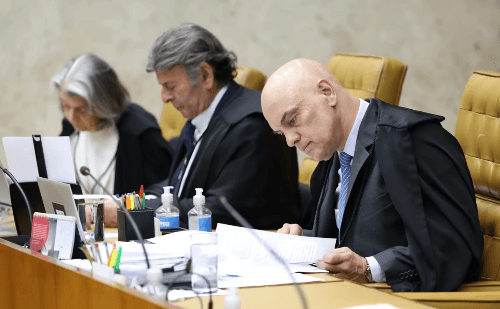 Ministro Alexandre de Moraes recebe homenagem de Alcione e é aplaudido em show