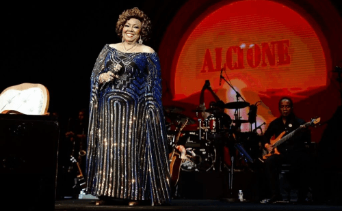Em Brasília, Alcione dedica show a Alexandre de Moraes e plateia reage com gritos