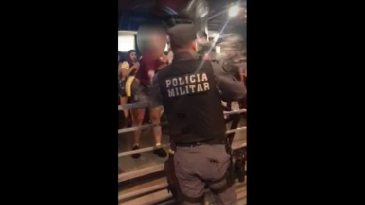 Vídeo mostra mulher jogando cerveja no rosto de policial em bar