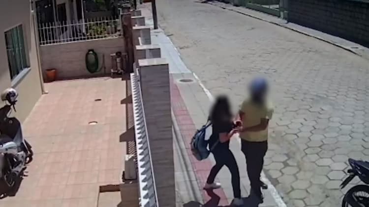 Vídeo mostra estudante sendo assaltada a caminho da escola