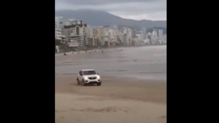 Vídeo mostra motorista invadindo praia e fazendo manobras perigosas