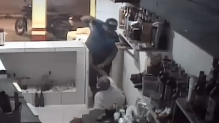 Vídeo: cliente não paga conta e é morto por dono de bar