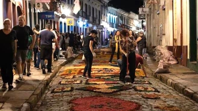Turismo religioso e cultural: Ouro Preto encanta com tapetes de Páscoa