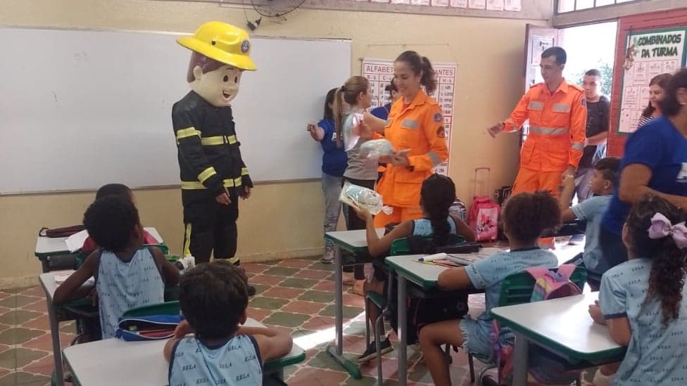 Treinamento de evacuação de incêndio é realizado em escola estadual em Timóteo