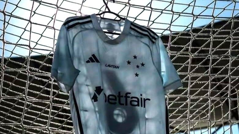 Cruzeiro se prepara para lançar nova camisa branca em meio a confusões com versões falsas