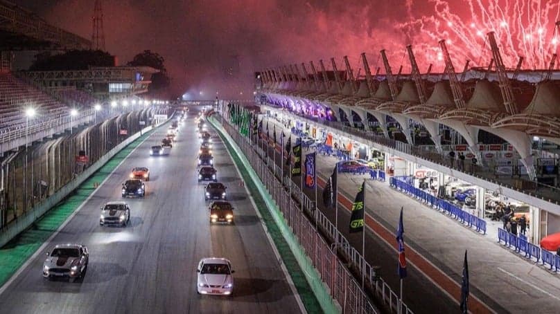 Ford comemora os 60 anos do Mustang com desfile histórico em Interlagos