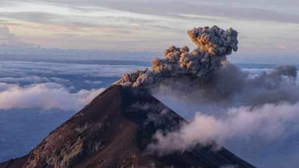 VÍDEO: Alerta de tsunami na Indonésia após erupção de vulcão