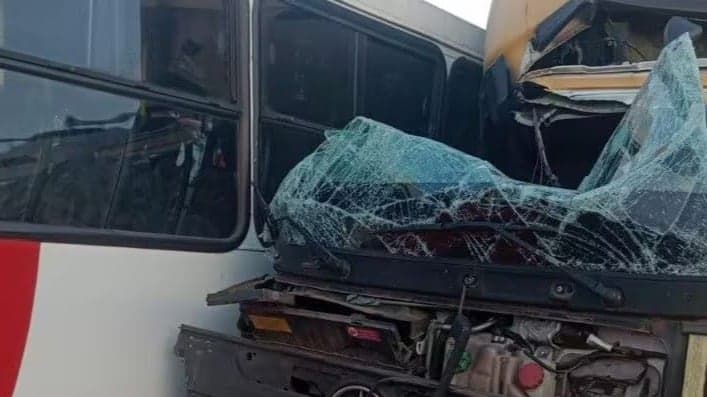 Colisão entre ônibus e caminhão na BR-040 resulta em feridos