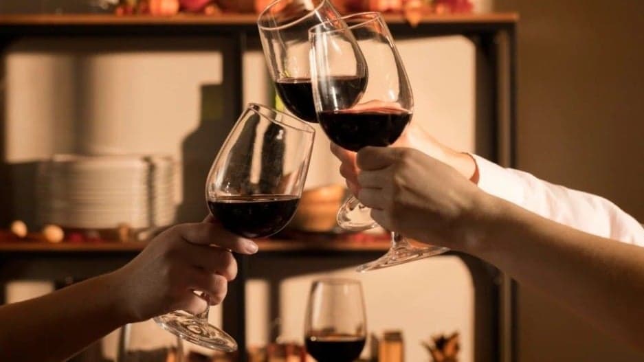 Restaurante em Verona oferece vinho para clientes que ignoram celulares durante a refeição
