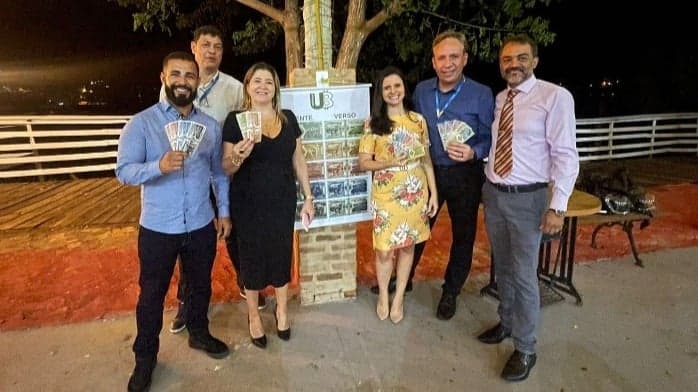 Cidade no leste de Minas Gerais adota a 1ª moeda pública local do Brasil